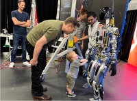 马斯克：如果你正在经历地狱，那就继续走下去