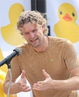 “大黄鸭之父”霍夫曼：黄色是新生命的颜色