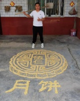 商丘一青年用玉米粒画出直径约1.8米的大月饼
