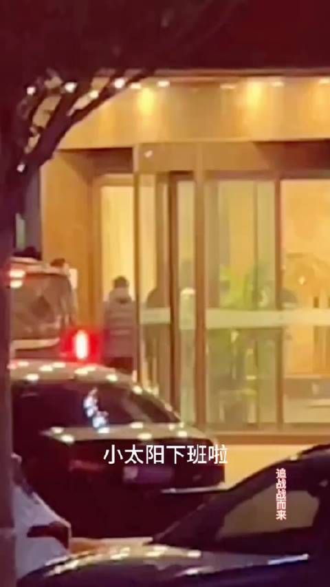 肖战下班回到酒店,内蒙晚上天气很凉,看旁边人都穿羽绒服了……