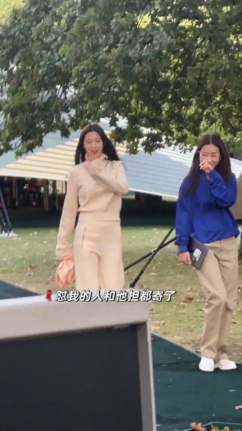 全智贤伦敦时装周各种图频,大家感慨真的不会老的感觉!