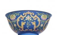 珐琅异彩绽夔龙：清乾隆蓝地珐琅彩夔龙纹碗 | HK秋拍