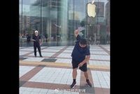 知名演员专卖店门口怒砸iPhone：苹果霸道、傲慢、无理