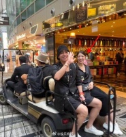 近日，王大陆被拍在新加坡与长腿美女同坐游客车游玩引发关注……