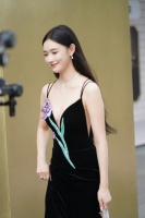 林允上海时尚科技大秀，黑色吊带长裙凸显完美的身材线条……