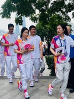 阔太郭晶晶现身杭州，并担任第三棒火炬手，一身运动服清新雅丽