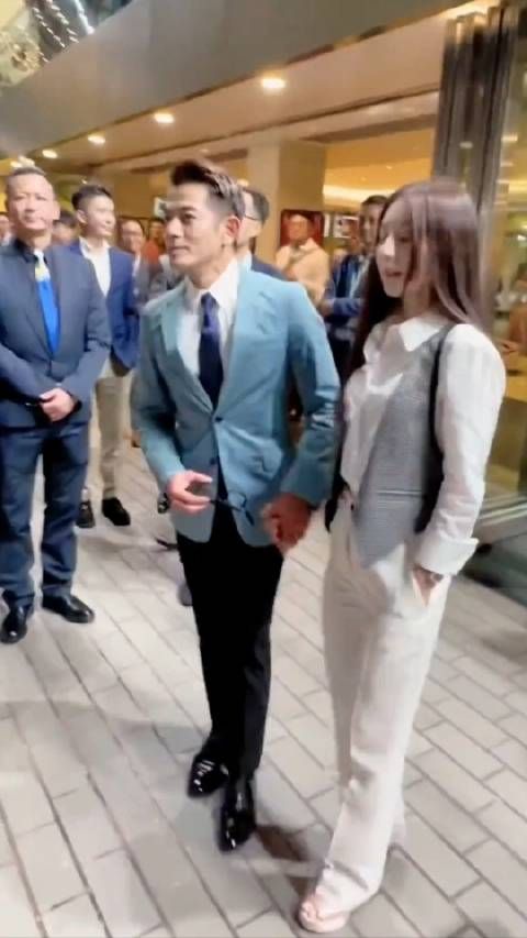 郭富城 携妻子方媛现身香港马场,57岁的他看不出真实年龄