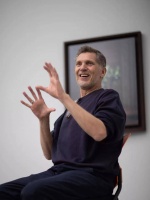 摄影师｜荷兰摄影师埃文·奥拉夫去世，以舞台化肖像闻名