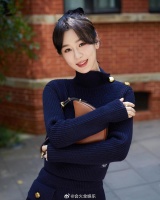 杨紫针织套装裙造型，气质好温婉