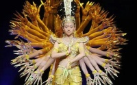 当年春晚“千手观音”聋哑人领舞，被富豪苦追8年，如今却成了这样……