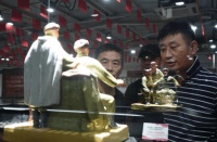 千余件经典红色藏品亮相潘家园，两百余个摊位可交流