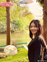 TVB小花晒性感泳装照，大秀完美身材，毕业于中戏曾是奥运火炬手