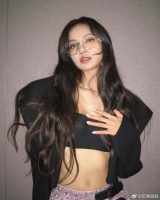 Lisa更新ins ，配文：Youre not invited……