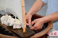 “剥绵兜”、做“蚕茧花” 在上海品味世界非遗与传统技艺