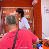 张国伟在亚运会馆外摊煎饼