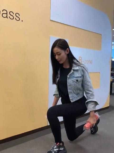 张天爱紧身瑜伽裤大秀好身材,明星的身材管理是真的到位