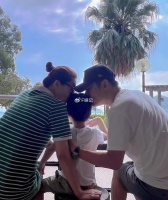 周丽淇和老公傅程鹏带儿子去澳门度假 夫妻俩与儿子轮流开心合影