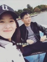 刘强东带奶茶妹妹划船………