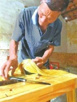 高州木偶戏在直播间开演 67岁兴叔一人撑起一台戏