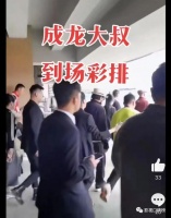 成龙到小城市捞金被路人堵住，脸上始终挂着微笑，看着却让人心酸