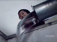 村里有个泼妇横行霸道，邻居谁都不敢惹她，新来的儿媳妇为民除害