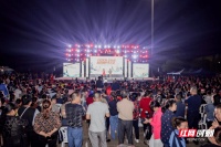 老百姓家门口享文艺大餐，他们把快乐“配送”到田间地头