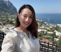 香港知名女星遭质疑被富商包养，演艺工作少，还频繁出国旅游