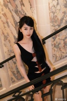 虞书欣突然掉落的甜酷风随拍