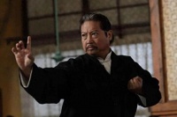 香港功夫巨星近况曝光！三代同堂游澳门，身形消瘦需要靠拐杖出行