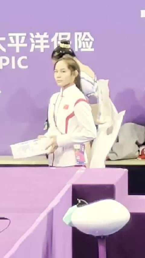亚运会体操女子全能决赛,中国17岁小将左彤总分53.565分夺冠……