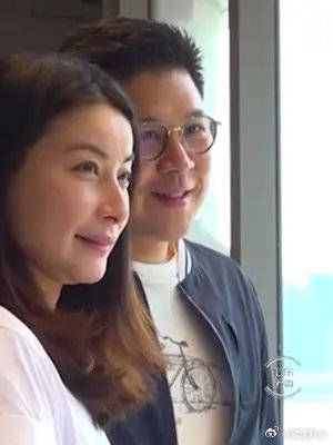 郭晶晶不仅跳水好,连滑板也玩的很好,且老公也陪着她一起玩……