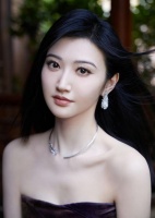气质恬静优雅动人，渐变礼服展现完美身材