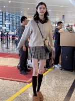 奚梦瑶素颜现身机场，这穿搭…春夏秋冬都有了
