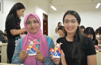 趣画兔爷，知识竞赛，中外学生感受中秋“团圆味”