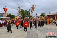 福建石狮举办城隍文化节 复现“戚家军鸳鸯阵”