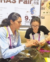 亚运村里共度中秋佳节