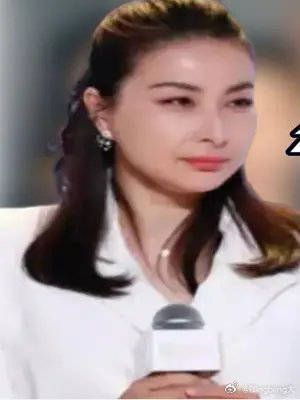 直到看到郭晶晶亮相达沃斯论坛,才明白她和豪门贵妇差距有多大