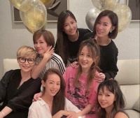 香港知名女星近照状态冻龄，开通社交账号晒美食，网友跪求复出