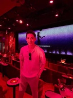 刚在LVMH三公子旁看完Lisa首场疯马秀……