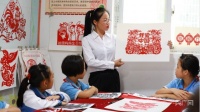 贵州剑河：非遗剪纸进校园 萌娃巧心献祖国