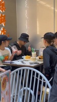 香港茶餐厅偶遇窦骁何超莲，窦骁在闷头吃，何超莲分享欲好强