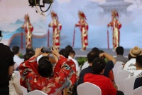 徽班进京200余年，梨园如何“走出梨园”？｜时事周刊