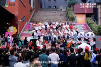 “蓉宝”惊喜亮相，阶梯音乐会上百人合唱《我和我的祖国》