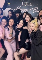 李小璐迎来42岁生日，头戴皇冠笑容甜美，辣妈味道十足！