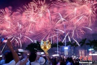 同贺国庆 多地举行国庆烟花汇演