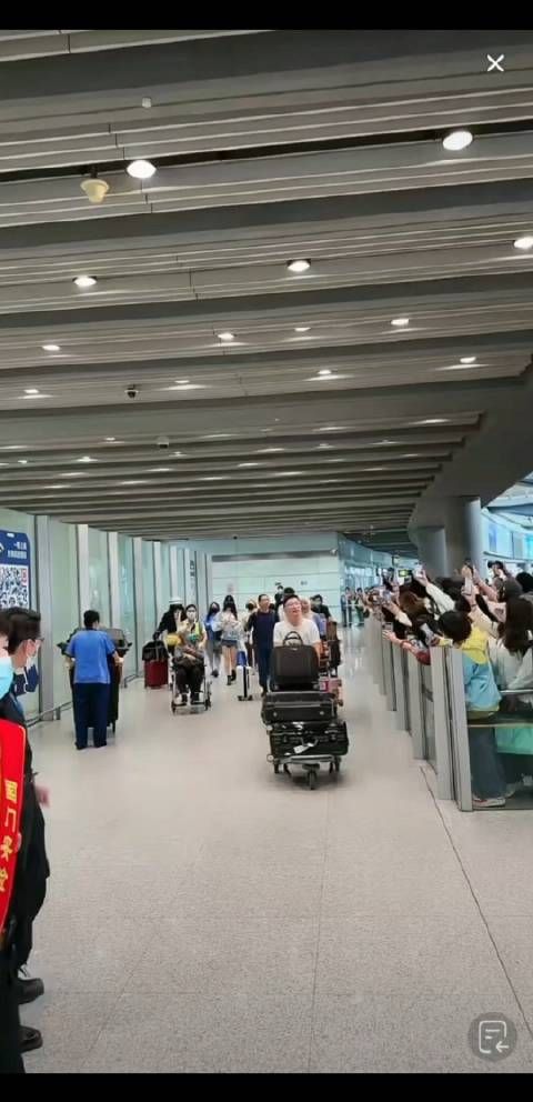 杨幂安全到达北京,粉丝尖叫声不断,意外惊喜啊!好漂亮