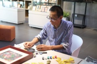 嘉兴南湖老手艺人方寸之间“绘亚运”