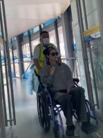 奚梦瑶录节目受伤坐轮椅，何猷君在后面像小弟弟跟班