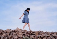 人生建议：远离那些见不得你好的人，和成就你的人靠近