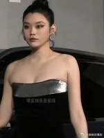 黑色礼服出席红毯，21岁成超模，30岁成功嫁豪门……